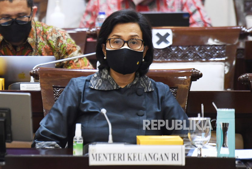 Menteri Keuangan Sri Mulyani Indrawati mengikuti rapat kerja dengan Komisi XI DPR di Kompleks Parlemen Senayan, Jakarta, Selasa  (8/6/2021). 