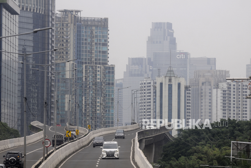 Sejumlah kendaraan melintasi Jalan Layang Non Tol Casablanca dengan latar belakang gedung bertingkat yang diselimuti kabut polusi di Jakarta, Jumat (1/4/2022). (ilustrasi)
