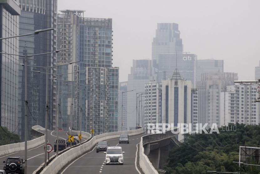 Sejumlah kendaraan melintasi Jalan Layang Non Tol Casablanca dengan latar belakang gedung bertingkat yang diselimuti kabut polusi di Jakarta, Jumat (1/4/2022). Laporan dari para peneliti di University of Chicago pada Selasa (14/6/2022) merangkum bahwa polusi udara mikroskopis memperpendek usia manusia di seluruh dunia lebih dari dua tahun.