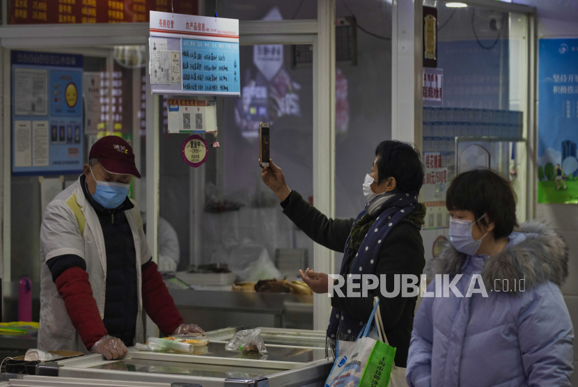 Seorang wanita memindai kode QR Alipay untuk pembayaran di pasar basah di Shanghai, China, 06 Januari 2021. 