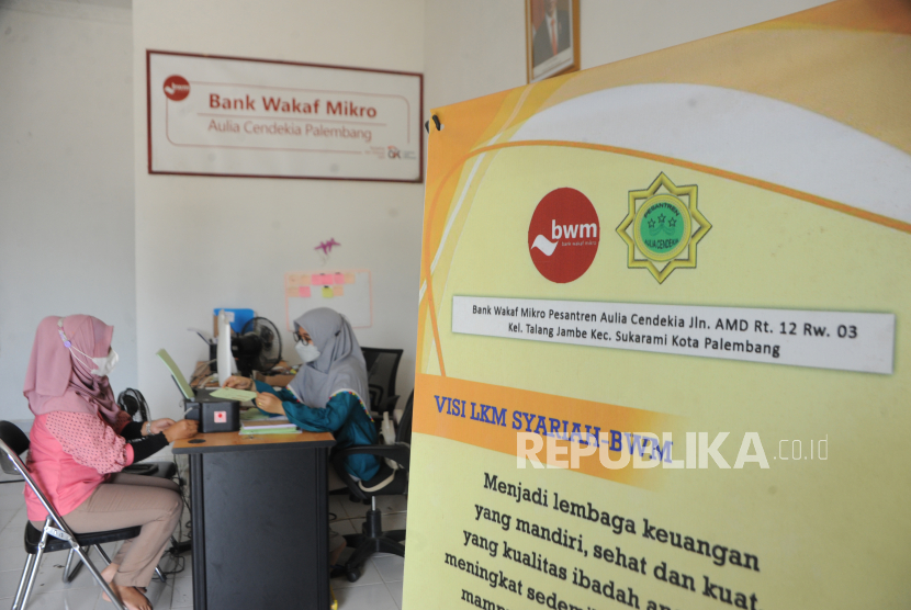 Petugas dan nasabah melakukan akad pinjaman di kantor Bank Wakaf Mikro. ilustrasi