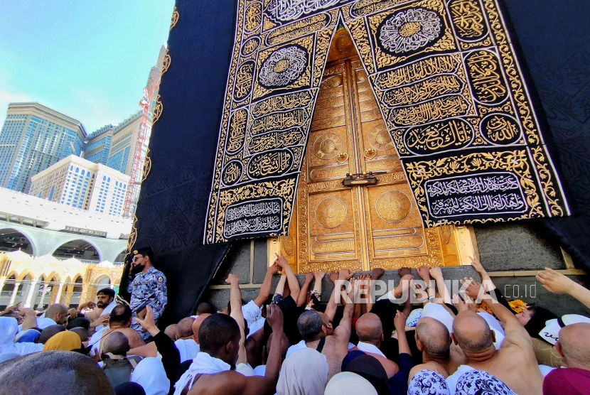 Umat Islam berebut menyentuh Kabah di Masjidil Haram, Mekkah, Arab Saudi, Ahad (30/4/2023). 