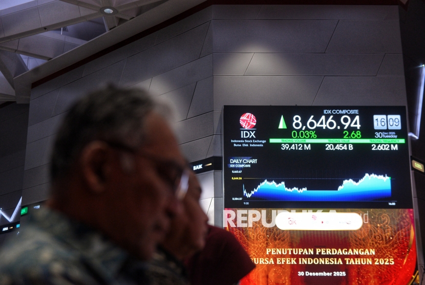 Tamu undangan berada di dekat layar elektronik pergerakan saham saat acara penutupan perdagangan Bursa Efek Indonesia (BEI) Tahun 2025 di Main Hall BEI, Jakarta, Selasa (30/12/2025).