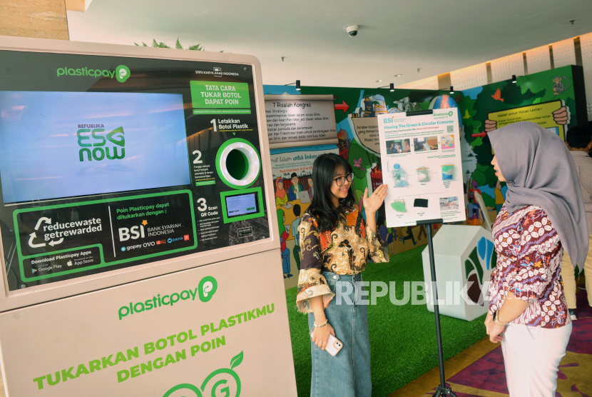 Pengunjung melihat proses transaksi penukaran botol plastik menggunakan Reverse Vending Machine (RVM) di stan Republika ESGNow pada Anugerah Syariah Republika 2023 di Jakarta, Kamis (30/11/2023).