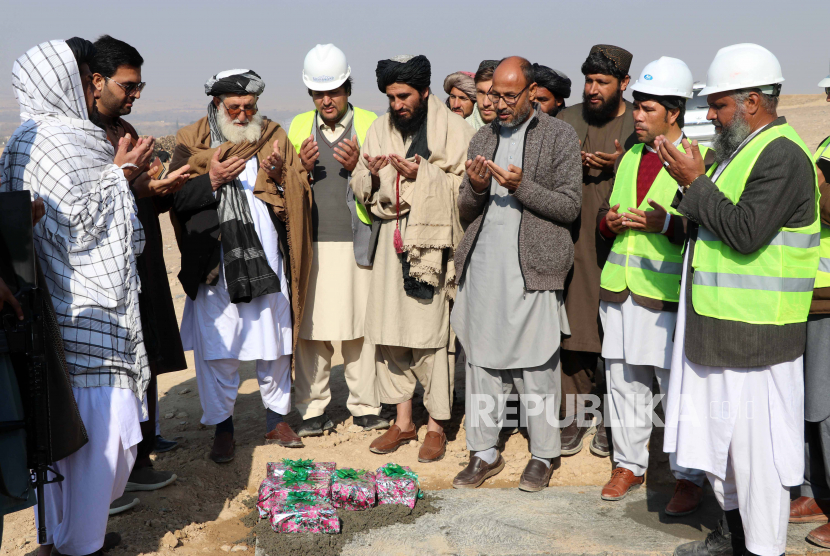  Para pejabat Taliban menghadiri upacara peletakan dasar pembangunan waduk di Kandahar, Afghanistan.  Runtuhnya supremasi hukum dan independensi peradilan di Afghanistan adalah bencana hak asasi manusia, para ahli PBB memperingatkan.