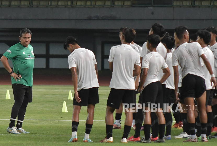 Pelatih Timnas U-17  Bima Sakti memberikan arahan kepada para pemain saat latihan di Stadion Patriot Chandrabhaga, Bekasi, Jawa Barat, Senin (28/8/2023).   Latihan tersebut sebagai persiapan menjelang pertandingan persahabatan melawan Korea Selatan pada Rabu (30/8) dan Piala Dunia U-17 yang akan digelar pada 10 November hingga 2 Desember 2023 di Indonesia.  