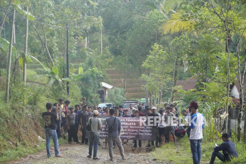Warga di Desa Parumasan, Kecamatan Sodonghilir, Kabupaten Tasikmalaya, melakukan aksi menuntut pemerintah memperbaiki jalan yang kondisinya rusak, Jumat (5/5/2023).