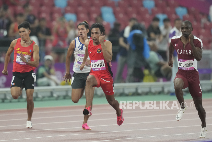 Indonesia Lalu Muhammad Zohri, center, competes during the men 100m heat at the 19th Asian Games in Hangzhou, China, Friday, Sept. 29, 2023. 