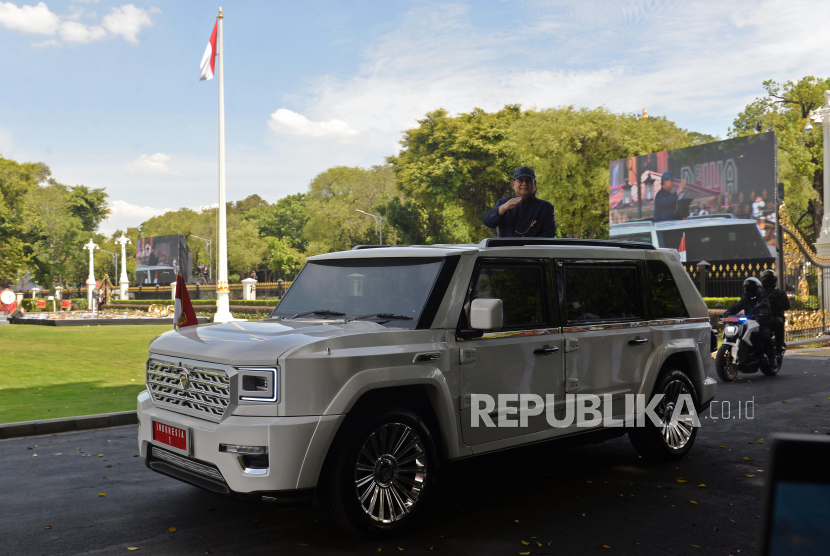 Presiden Prabowo Subianto dengan menaiki kendaraan Pindad Maung Garuda tiba di Istana Merdeka, Jakarta, Ahad (20/10/2024) untuk mengikuti acara pisah sambut. Seusai upacara pisah sambut, Presiden Prabowo turut antar Jokowi menuju Bandara Halim untuk bertolak ke Solo. Prabowo Subianto dan Gibran Rakabuming Raka resmi menjadi Presiden dan Wakil Presiden periode 2024-2029 setelah dilantik di Gedung Nusantara, kompleks Parlemen, Senayan, Jakarta. 