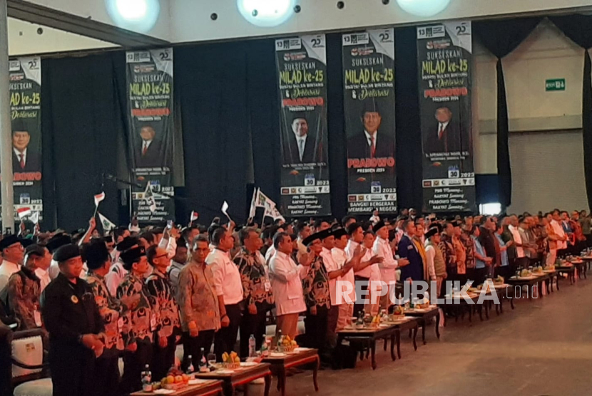 Calon presiden dari Partai Gerindra Prabowo Subianto dan sejumlah pimpinan partai politik lainnya menghadiri acara Milad Ke-25 Partai Bulan Bintang (PBB) di Indonesia Convention Exhibition (ICE) BSD City, Tangerang, Ahad (30/7/2023).