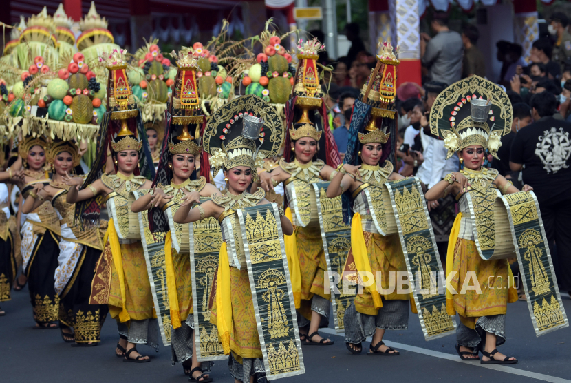 Seniman tampil dalam pawai Pesta Kesenian Bali (PKB) ke-44 di Denpasar, Bali, Ahad (12/6/2022). Gong Kebyar anak-anak Jembrana memukau penonton dalam Pesta Kesenian Bali.