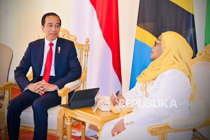  Presiden Joko Widodo bersama Presiden Samia Suluhu Hassan berbincang di Dar Es Salaam State House, Dar Es Salaam, Republik Persatuan Tanzania, pada Selasa, (22/8/2023).