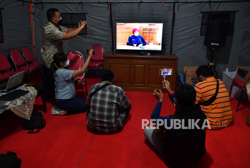 Komisi I DPR minta Dewan Pers lindungi jurnalis saat peliputan Covid-19. Foto sejumlah wartawan meliput melalui monitor televisi, (ilustrasi).