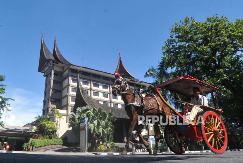 Kuda bendi melintas di depan sebuah hotel yang sepi, di Padang, Sumatera Barat, Rabu (8/4/2020). Data Perhimpunan Hotel dan Restoran (PHRI) Sumbar, sebanyak 26 hotel di provinsi itu tutup sementara akibat pandemi Corona Virus Disease (COVID-19)