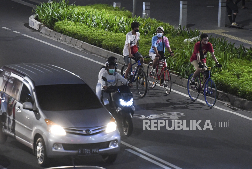 Pesepeda melintas pada malam hari di Jalan Sudirman, Jakarta, Sabtu (5/9). Pemprov DKI saat ini sedang mengkaji kebijakan jalur sepeda di tol dalam kota Jakarta. (ilustrasi)