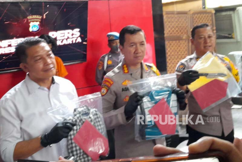 Polresta Yogyakarta merilis pengungkapan kasus pencabulan yang diduga dilakukan guru terhadap siswa SD di Markas Polresta Yogyakarta, Senin (15/1/2024).