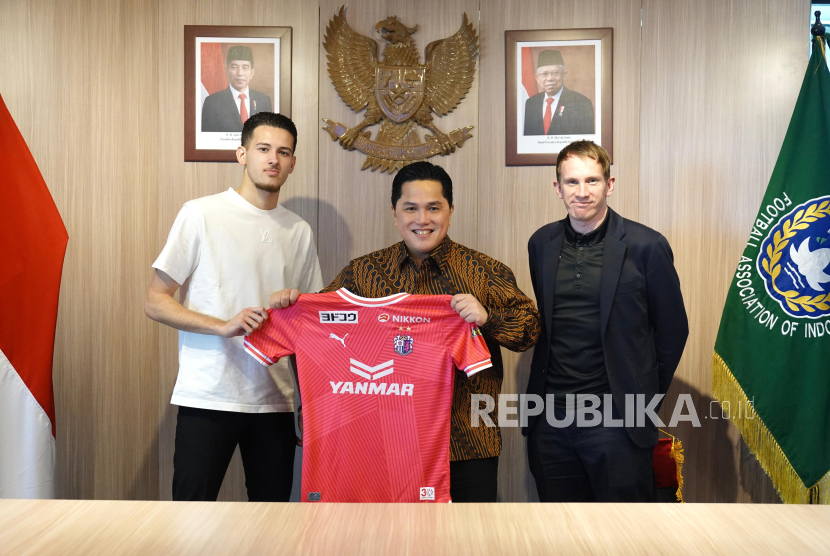 Ketua Umum PSSI Erick Thohir bertemu dengan Justin Hubner jelang laga Indonesia vs Vietnam pada Kualifikasi Piala Dunia 2026 di Jakarta, Senin (18/3/2024). Ketua Umum PSSI Erick Thohir, menyambut baik kepindahan Justin Hubner ke klub Liga Jepang, Cerezo OSaka. Justin Hubner bergabung ke Cerezo Osaka dengan status pinjaman dari Wolverhampthon Wanderers. Justin Hubner akan turut memperkuat Timnas Indonesia U23 saat melawan Vietnam pada Kualifikasi Piala Dunia 2026 di Stadion GBK, Senayan, Jakarta, Kamis (21/3/2024).