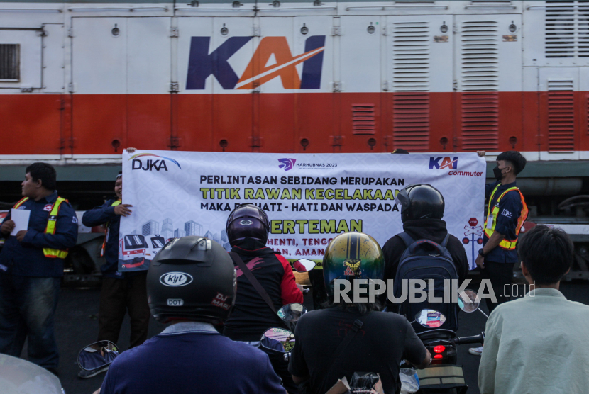 Petugas KAI bersama relawan melakukan sosialisasi keselamatan perkeretaapian di perlintasan sebidang Stasiun Pondok Jati, Jakarta, Rabu (27/9/2023) (ilustrasi).