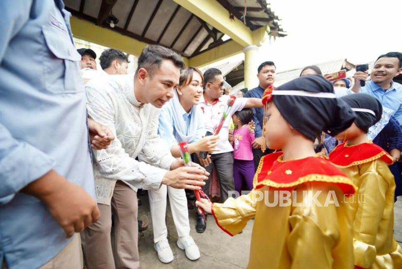 Zita Anjani dan Raffi Ahmad berikan makan siang dan susu gratis di salah satu PAUD wilayah Jakarta Timur, Jumat (7/6/2024).