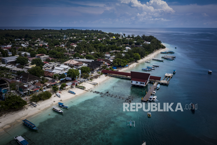 Foto udara suasana Gili Trawangan di Kepulauan Gili, Lombok Utara, Nusa Tenggara Barat, Minggu (7/3/2021). Kepulauan Gili merupakan salah satu destinasi wisata keunggulan Lombok yang terdiri dari tiga pulau, yaitu Gili Trawangan, Meno, dan Air. 