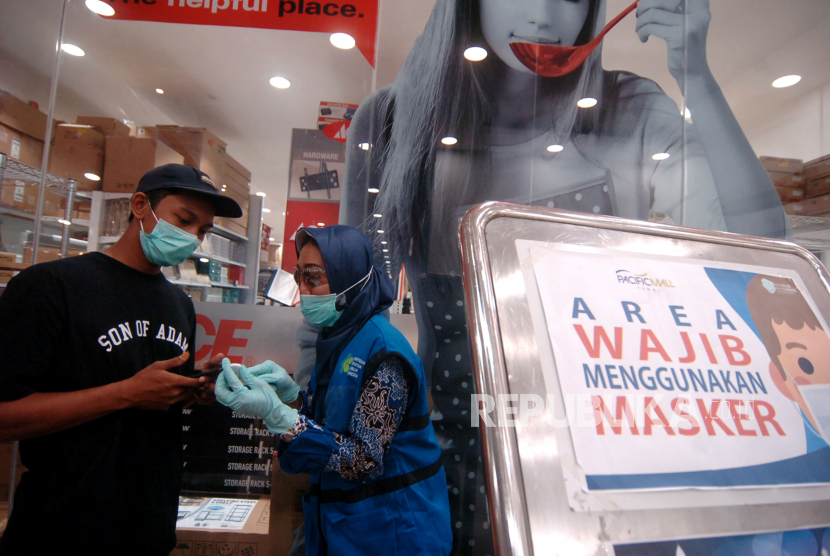 Petugas memberikan hasil rapid test kepada pengunjung di salahsatu mall di Tegal, Jawa Tengah, Selasa (19/5/2020). Dinas Kesehatan Kota Tegal melakukan rapid test di sejumlah pasar tradisional dan mall sebagai upaya memutus mata rantai penyebaran pandemi COVID-19