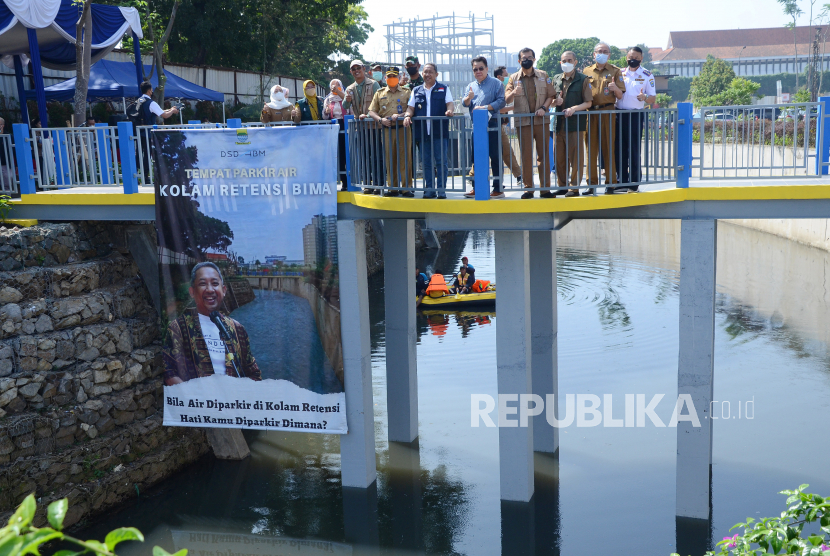 Wali Kota Bandung Yana Mulyana bersama pejabat dan pihak terkait meninjau Kolam Retensi Bima usai diresmikan di Jalan Bima, Kota Bandung, Selasa (30/8). Keberadaan kolam retensi itu diharapkan dapat meminimalisasi dampak banjir di wilayah tersebut.
