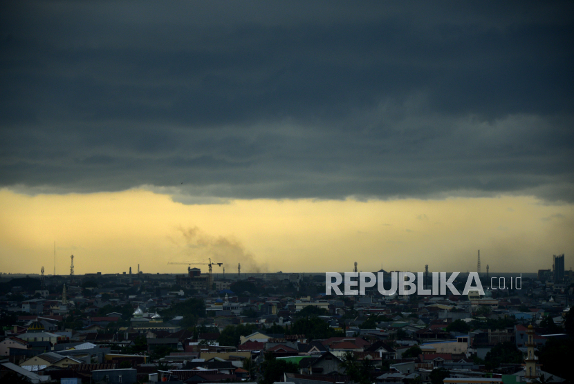 Awan gelap menyelimuti langit kota Makassar, Sulawesi Selatan, Senin (9/11). Badan Meteorologi, Klimatologi dan Geofisika (BMKG) mewaspadai potensi hujan lebat di sejumlah wilayah Indonesia pada Senin (30/11). 