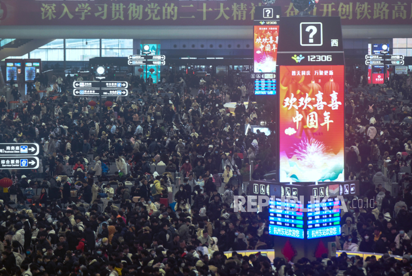 Wisatawan menunggu kereta di stasiun kereta api di Hangzhou di provinsi Zhejiang, Cina Timur, Kamis (8/2/2024). Kementerian transportasi Cina memperkirakan sekitar 9 miliar perjalanan akan dilakukan selama periode sibuk perjalanan liburan tahun baru Imlek.