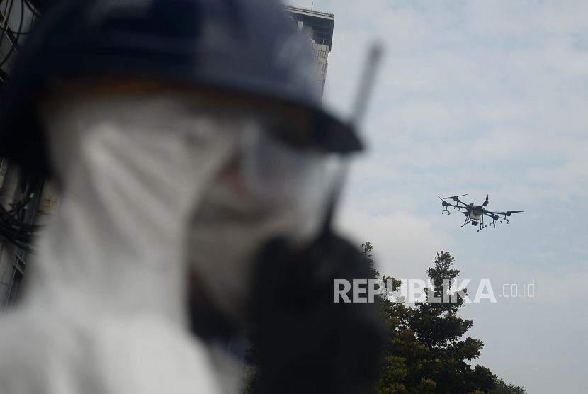 Petugas menggunakan drone (pesawat tanpa awak) mengecek suhu tubuh khususnya pengemudi ojek online (ilustrasi)