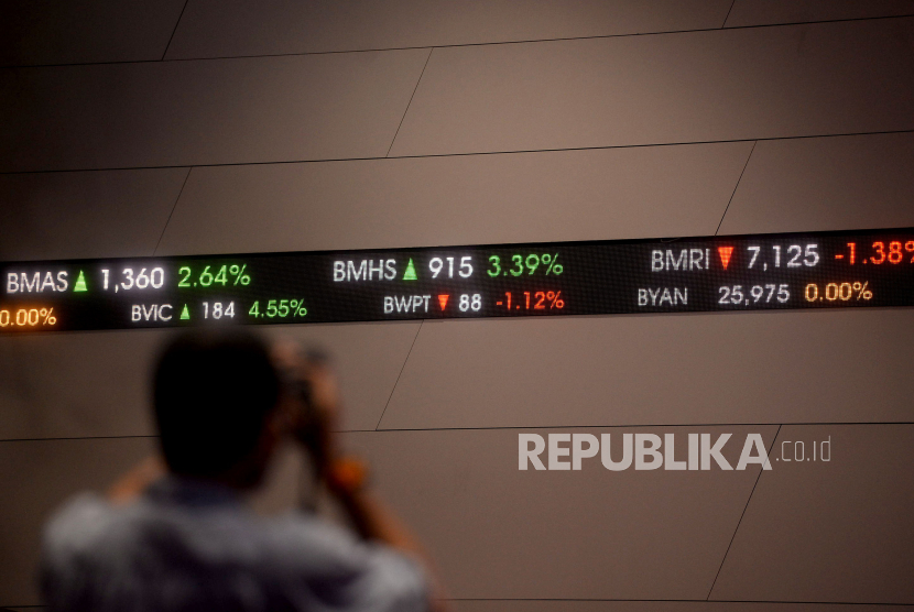 Jurnalis foto mengambil gambar layar yang menampilkan pergerakan saham di Bursa Efek Indonesia, Jakarta, Jumat (12/11). Pemerintah berencana memformulasikan pembiayaan-pembiayaan yang bisa digunakan untuk menuju ekonomi hijau. 