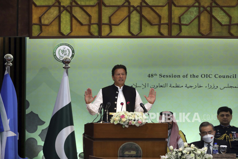 PM Khan Indikasi Tak Akan Terima Hasil Mosi Tak Percaya. Foto: Perdana Menteri Pakistan Imran Khan berbicara pada awal pertemuan dua hari Organisasi Kerjasama Islam yang beranggotakan 57 orang, di Gedung Parlemen di Islamabad, Pakistan, Selasa, 22 Maret 2022. 