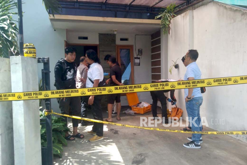 Polres Malang melakukan olah TKP kasus kematian satu keluarga yang diduga bunuh diri di Desa Saptorenggo, Kecamatan Pakis, Kabupaten Malang, Jawa Timur, Selasa (12/12/2023). 