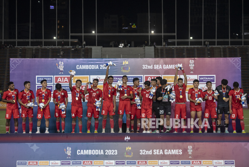 Pesepak bola Timnas Indonesia U-22 berpose dengan medali emas SEA Games 2023 di National Olympic Stadium, Phnom Penh, Kamboja, Selasa (16/5/2023). Indonesia berhasil meraih medali emas usai mengalahkan Thailand 5-2. 