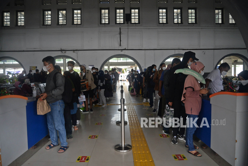 Sejumlah penumpang kereta api mengantri untuk dilakukan pengecekan tiket di Stasiun Senen, Jakarta, Selasa (21/12). PT Kereta Api Indonesia (KAI) Cirebon, Jawa Barat, menggelar program KAI Access Online Travel Fair, dengan memberikan diskon tiket hingga 60 persen untuk 13 kereta api yang melintas di wilayah kerjanya.