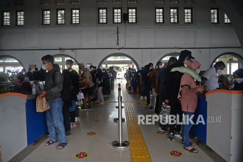 Sejumlah penumpang kereta api mengantri untuk dilakukan pengecekan tiket di Stasiun Senen, Jakarta akhir tahun 2021. Kahumas KAI Daop 1 Jakarta, Eva Chairunisa mengatakan, tiket kereta api lebaran masih tersedia di stasiun Gambir dan Stasiun Pasar Senen. Untuk pembelian online, bisa mengunjungi aplikasi KAI Access, web kai.id, serta agen penjualan tiket yang bekerjasama dengan PT KAI.