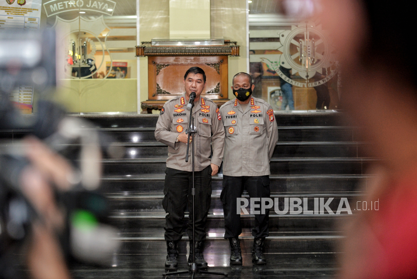 Kabagpenum Divisi Humas Polri Kombes Ahmad Ramadhan (kiri) didampingi Kabid Humas Polda Metro Jaya Kombes Yusri Yunus  (kanan) menyampaikan keterangan pers terkait penangkapan terduga teroris.