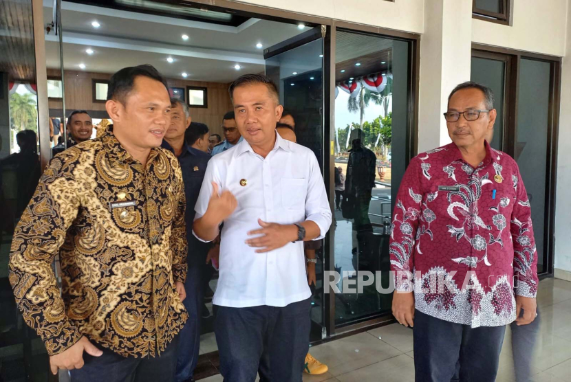Penjabat (Pj) Gubernur Jawa Barat (Jabar) Bey Machmudin (tengah) berada di Bale Kota Tasikmalaya, Jabar, Kamis (12/10/2023). 