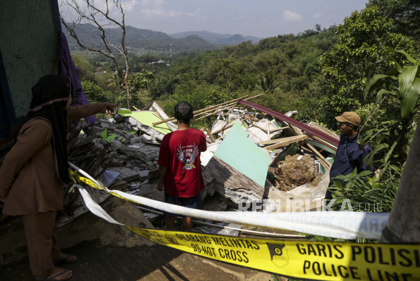 Warga mengamati rumah yang hancur akibat dampak pergerakan tanah di Tegalkaso, Desa Bencoy, Cireunghas, Kabupaten Sukabumi, Jawa Barat, Sabtu (2/12/2023). 
