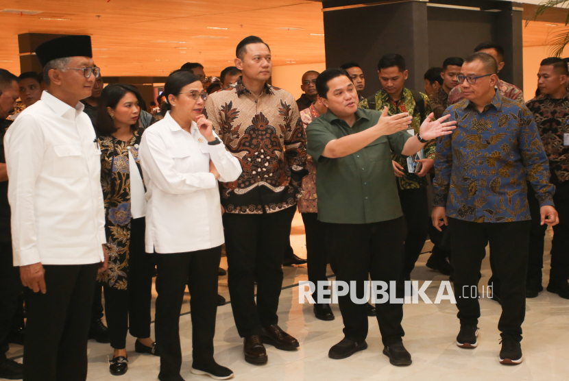 Menko Bidang Infrastruktur dan Pembangunan Kewilayahan Agus Harimurti Yudhoyono (tengah) berbincang dengan Menteri Keuangan Sri Mulayni (kedua kiri), Menteri BUMN Erick Thohir (kedua kanan), Menteri Pekerjaan Umum Dody Hanggodo (kiri) dan Direktur Utama PT Angkasa Pura Indonesia (API) Fahik Fahmi (kanan) saat meninjau fasilitas Terminal 2 Bandara Soekarno Hatta, Tangerang, Banten, Sabtu (1/3/2025). Pemerintah resmi menurunkan harga tiket pesawat penerbangan dalam negeri sebesar 14 persen, hingga tarif perjalanan tol selama periode mudik Lebaran Idul Fitri 1446 Hijriah atau 2025 Masehi, yang dapat dibeli mulai 1 Maret hingga 7 April 2025. 