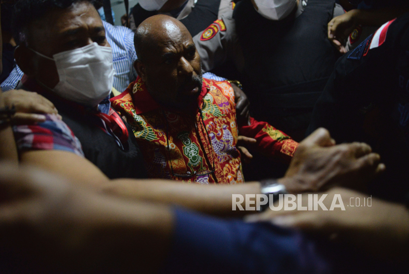 Gubernur Papua Lukas Enembe saat tiba di RSPAD Gatot Soebroto, Jakarta, Selasa (10/1/2023). Lukas Enembe menjalani pemeriksaan kesehatan di rumah sakit tersebut usai ditangkap oleh KPK di sebuah restoran di Papua.
