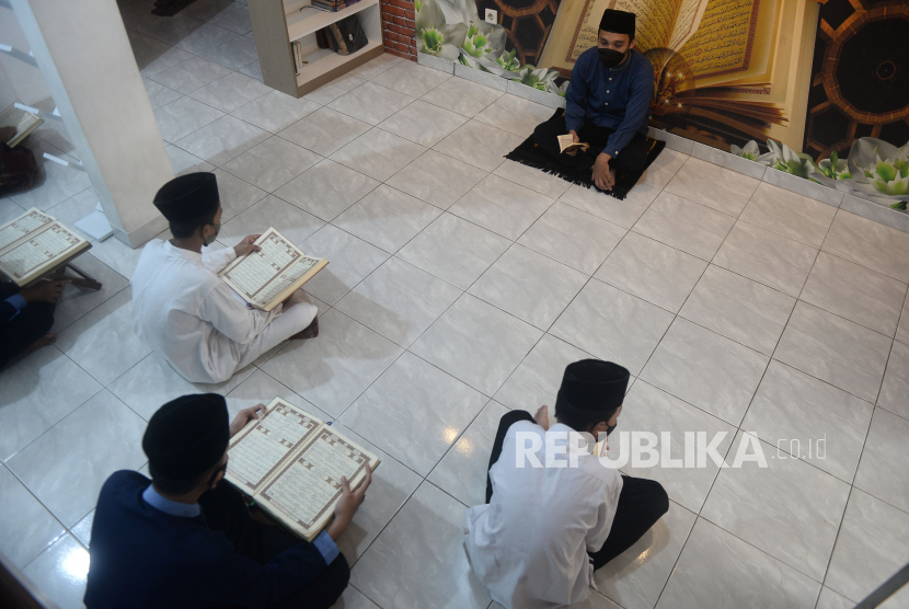 Sejumlah santri bertadarus (membaca Alquran) saat mengikuti Pesantren Kilat di Rumah Qur