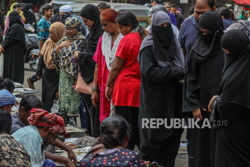  Wanita Muslim India berhijab membeli ikan di pasar lokal di Mumbai, India, 13 Oktober 2022. Islamofobia di India Dipicu Penyebaran Informasi Salah