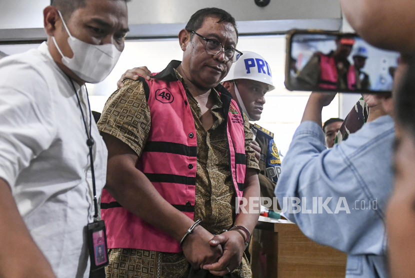 Mantan Kepala Dinas ESDM Bangka Belitung Suranto Wibowo berjalan menuju mobil tahanan usai diperiksa di Kejagung, Jumat (26/4/2024).