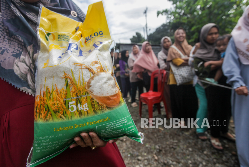 Warga membawa beras yang dibeli saat penyelenggaraan program Bulog Siaga di Jalan Jambu, Mulyaharja, Kota Bogor, Jawa Barat, Senin (4/3/2024). 