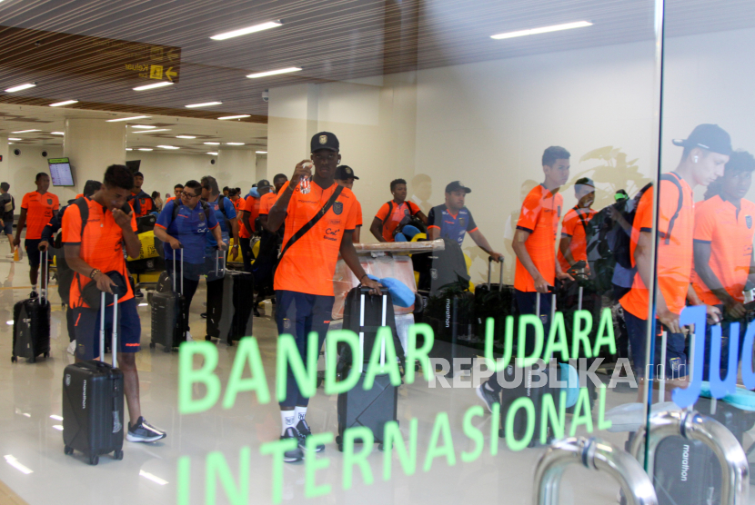 Sejumlah pemain sepakbola Timnas Ekuador U-17 tiba di Bandara Internasional Juanda Surabaya di Sidoarjo, Jawa Timur, Ahad (5/11/2023). Kedatangan pemain Timnas Ekuador U-17 tersebut untuk melakukan persiapan sebelum bertanding di Piala Dunia U-17 dalam Grup A bersama Timnas Indonesia, Panama dan Maroko pada 10 November 2023 di Stadion Gelora Bung Tomo (GBT) Surabaya.  