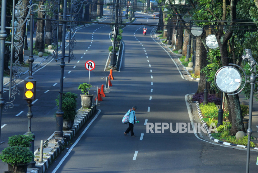 Suasana jalanan di Kota Bandung. Dinas Perdagangan dan Perindustrian (Disdagin) Kota Bandung menyatakan masih menunggu evaluasi Pembatasan Sosial Berskala Besar (PSBB) untuk menentukan nasib pusat perbelanjaan atau mal. 