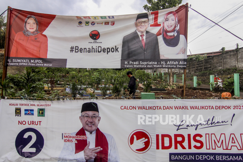 Spanduk pasangan calon Wali Kota dan Wakil Wali Kota Depok yang terpasang di area tempat pemakaman umum di kawasan Sukmajaya, Depok, Jawa Barat. (Ilustrasi)