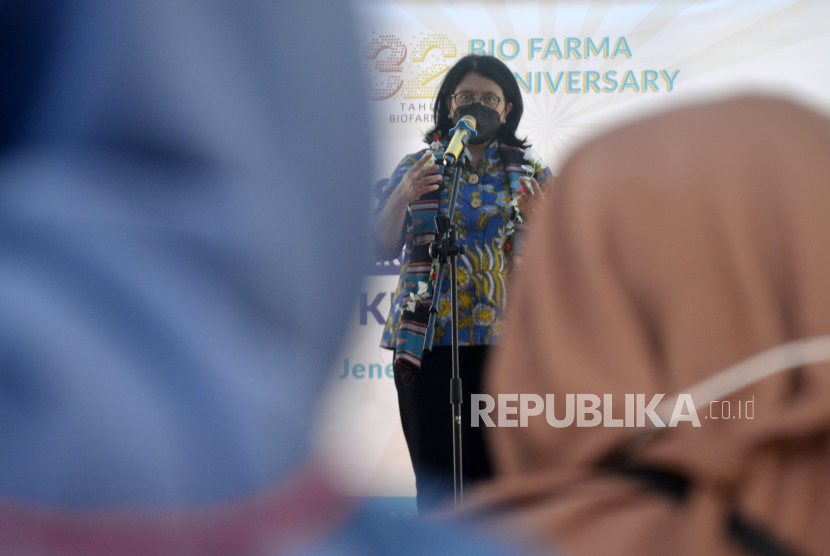 Direktur Jenderal Kefarmasian dan Alat Kesehatan Kementerian Kesehatan Dokter Lucia Rizka Andalucia  memberikan sambutan saat kunjungan center uji klinis fase tiga vaksin COVID-19 BUMN di Puskesmas Binamu Kota, Kabupaten Jeneponto, Sulawesi Selatan, Selasa (12/7/2022). Sebanyak 4.050 subjek dalam uji klinis fase tiga vaksin COVID-19 BUMN dari sejumlah daerah seperti Jakarta, Semarang, Padang dan Makassar.