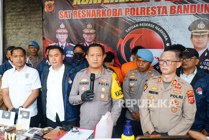 Polresta Bandung merilis kasus home industri pembuatan tembakau sintetis di Kampung Durung Tengah, Desa Bojong, Kecamatan Nagreg, Kabupaten Bandung berhasil dibongkar aparat kepolisian, Senin (27/5/2024). Dua orang pelaku berinisial AY (19 tahun) dan APS (23 tahun) berhasil diamankan. 