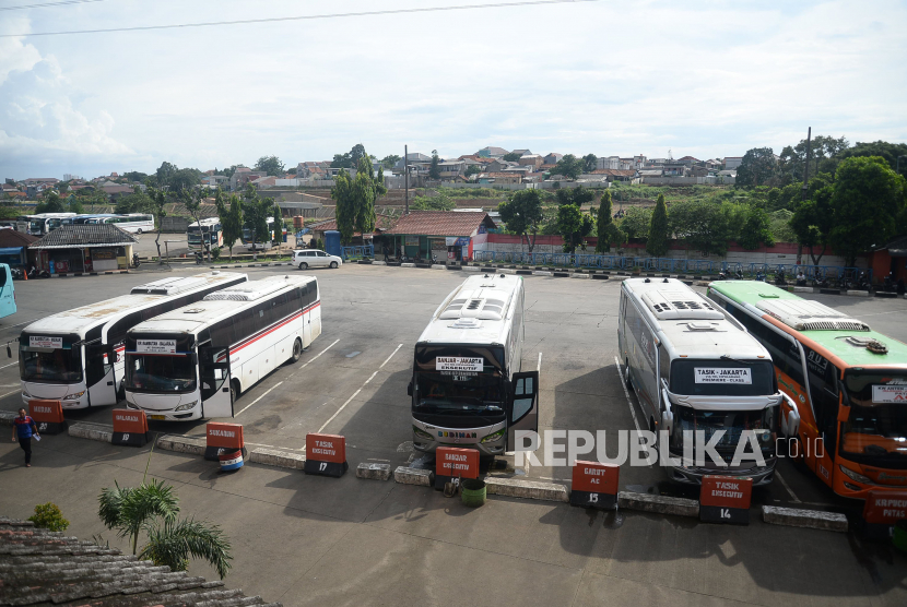 Sejumlah bus Antar Kota Antar Provinsi (AKAP) menunggu calon penumpang untuk memasuki bus di terminal.